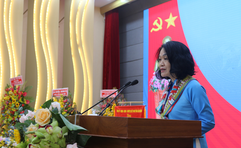 Bà Bùi Thị Hòa – Phó Chủ tịch Thường trực Trung ương Hội Phụ nữ Việt Nam phát biểu tại Đại hội