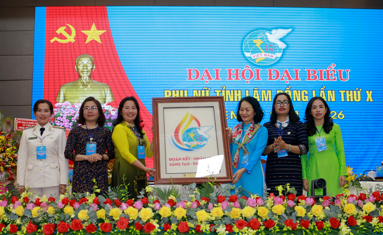 Bà Bùi Thị Hòa – Phó Chủ tịch Thường trực Trung ương Hội Phụ nữ Việt Nam trao tặng Đại hội bức tranh gạo – biểu trưng chính thức của Đại hội đại biểu Phụ nữ toàn quốc lần thứ XIII mang chủ đề “Phụ nữ Việt Nam khát vọng vươn xa”