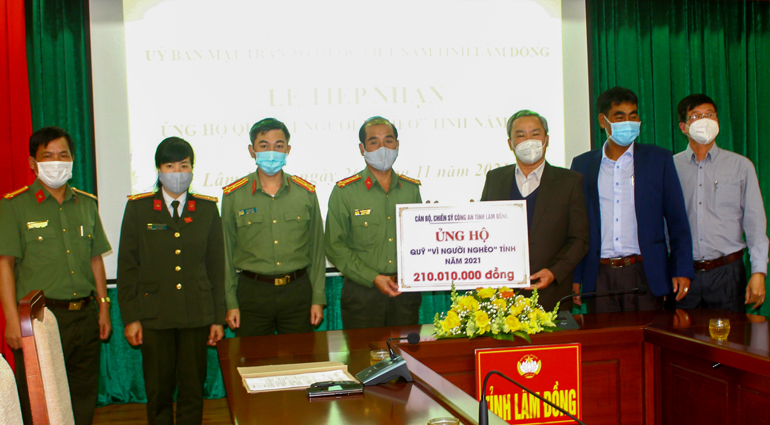 Công an tỉnh Lâm Đồng ủng hộ trên 210 triệu đồng vào Quỹ Vì người nghèo