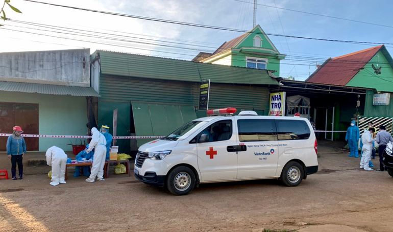 Đội đáp ứng nhanh của Trung tâm Kiểm soát Bệnh tật tỉnh triển khai biện pháp phòng chống dịch tại huyện Đơn Dương