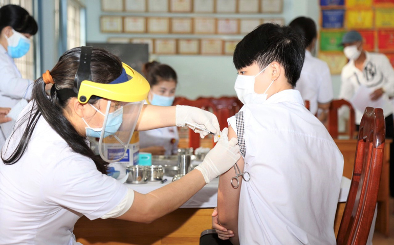 Các địa phương tiếp tục triển khai tiêm vắc xin phòng Covid-19 cho học sinh