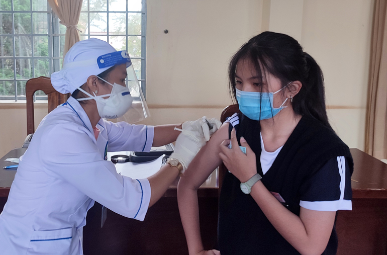 Tiêm vắc xin cho học sinh tại Di Linh