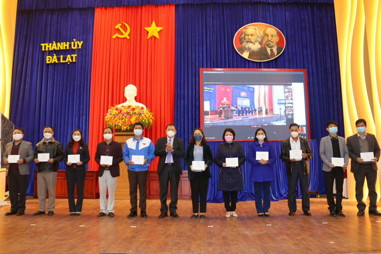 Ông Nguyễn Vĩnh Phúc - Hiệu trưởng Trường Chính trị tỉnh trao giấy chứng nhận cho các học viên tại điểm cầu Hội trường Thành ủy Đà Lạt