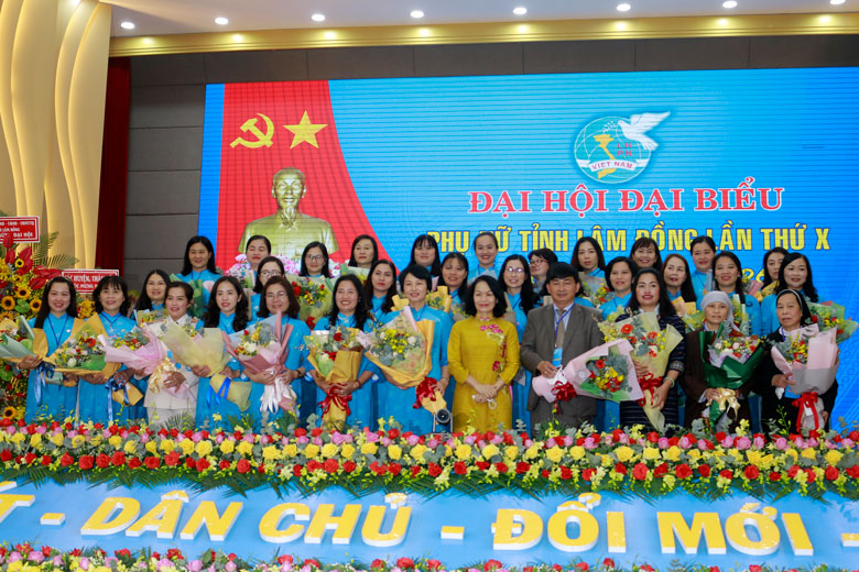 Tặng hoa chúc mừng Ban Chấp hành Hội LHPN tỉnh Lâm Đồng Khóa X, nhiệm kỳ 2021 - 2026