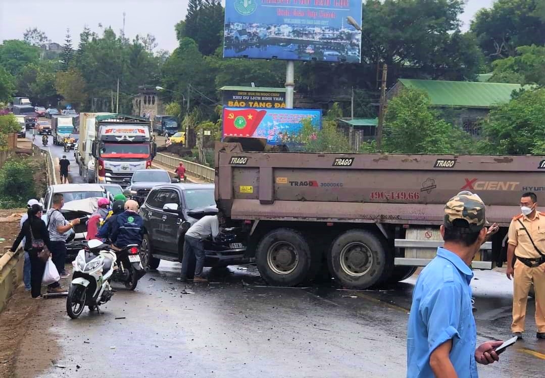 Hiện trường vụ tai nạn liên hoàn giữa 4 xe ô tô xảy ra tại cầu Đại Nga (xã Lộc An, huyện Bảo Lâm)