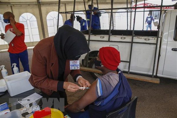 Nhân viên y tế tiêm vaccine ngừa COVID-19 tại Centurion, Nam Phi