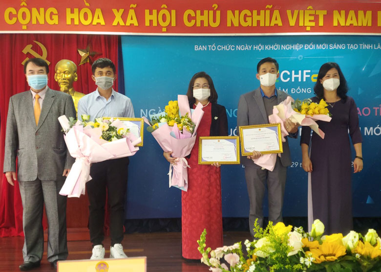 Khen thưởng 3 đơn vị tích cực tham gia Ngày hội khởi nghiệp: Tỉnh Đoàn Lâm Đồng, Hội Liên hiệp Phụ nữ tỉnh, Trường Đại học Yersin Đà Lạt