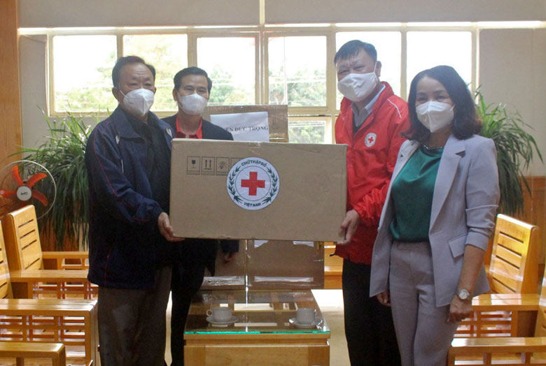 Hội Chữ thập đỏ tỉnh trao thiết bị y tế phòng chống dịch Covid-19 cho huyện Đức Trọng