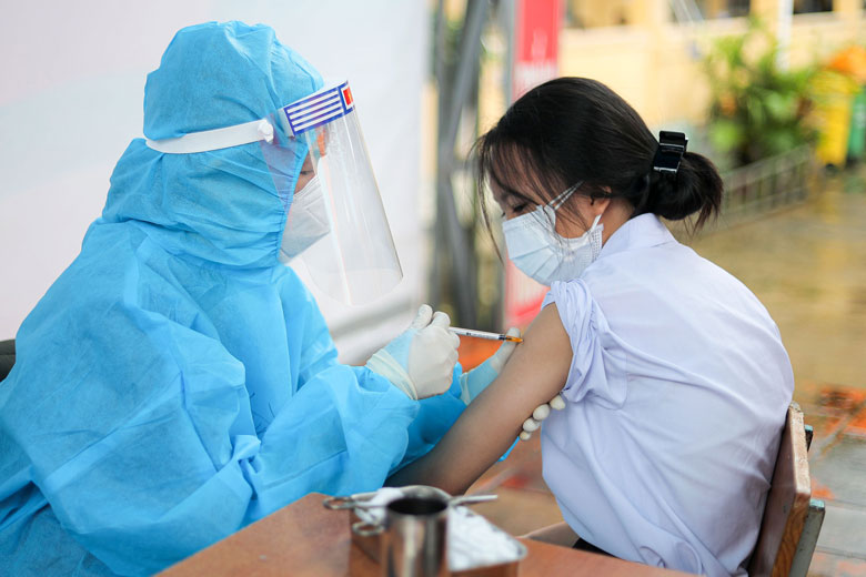 Lực lượng y tế tiến hành khám sàng lọc và tiêm vắc xin phòng Covid-19 cho học sinh Trường THCS Quảng Hiệp