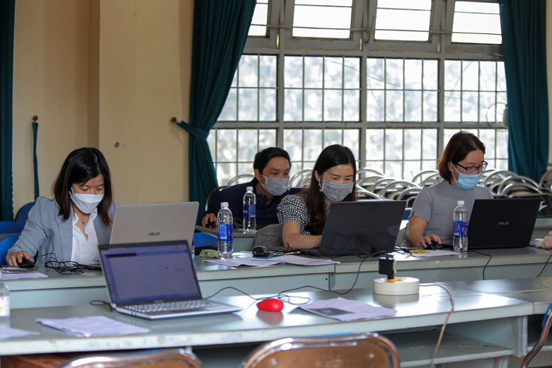 Cán bộ Y tế Trung tâm Y tế Lâm Hà cập nhật liệu thông tin, hồ sơ tiêm vắc xin của học sinh vào máy