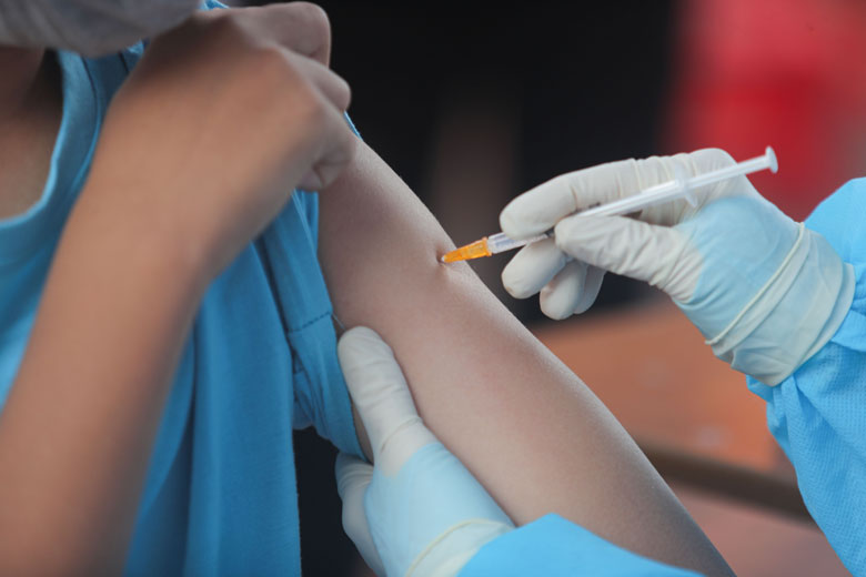 Trong đợt tiêm 26 năm 2021, Sở Y tế phân bổ vắc xin Comirnaty - Pfizer mũi 1 cho học sinh từ đủ 12 tuổi đến dưới 16 tuổi tại các trường THCS trên địa bàn thành phố Bảo Lộc và các huyện Đức Trọng, Lạc Dương, Đơn Dương, Lâm Hà, Đam Rông, Di Linh, và Bảo Lâm. 