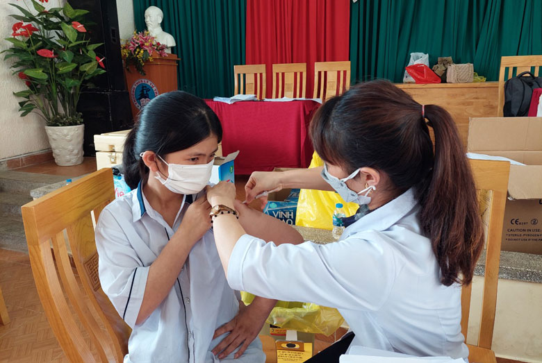 Toàn huyện Lâm Hà có 10.720 học sinh THCS từ đủ 12 tuổi đến 16 tuổi được tiêm vắc xin phòng Covid-19 đợt 26