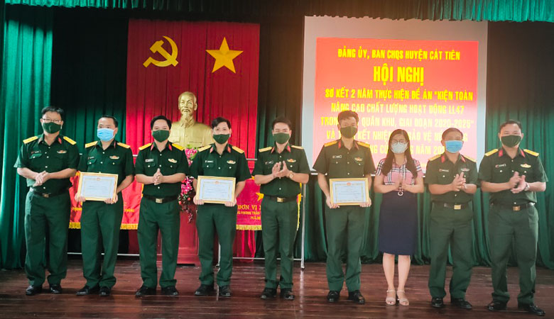 Ban CHQS huyện Cát Tiên khen thưởng các cá nhân có thành tích tốt trong thực hiện Đề án “Kiện toàn, nâng cao chất lượng hoạt động của Lực lượng 47 Quân khu, giai đoạn 2020 - 2025”