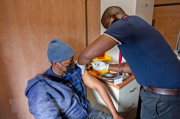 Nhân viên y tế tiêm vaccine phòng COVID-19 cho người dân tại Nam Phi, ngày 8/10/2021.