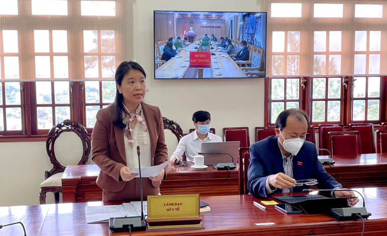 Bà Huỳnh Thị Phương Duyên – Phó Giám đốc Sở Y tế Lâm Đồng báo cáo về công tác triển khai tiêm vắc xin phòng bệnh Covid-19