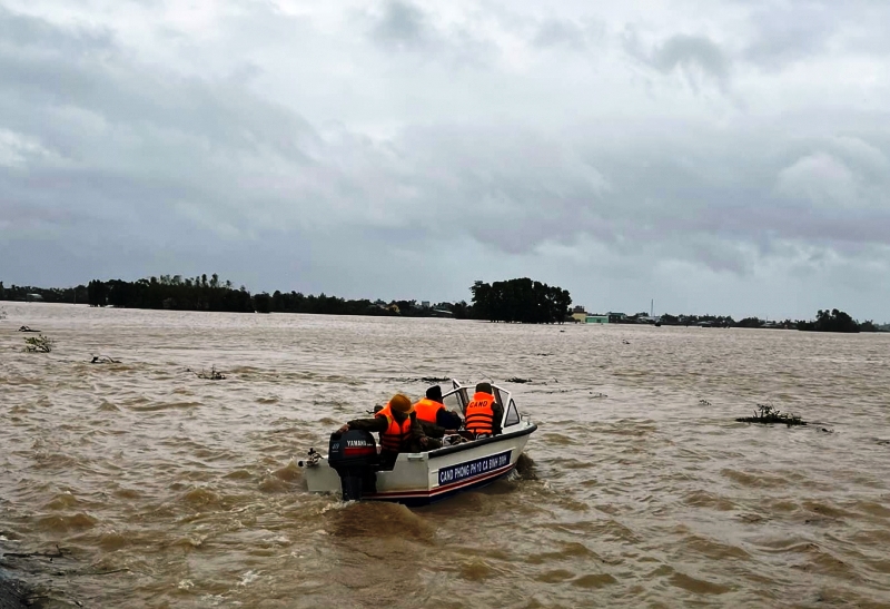 Lực lượng Công an khảo sát các khu vực bị ngập lụt