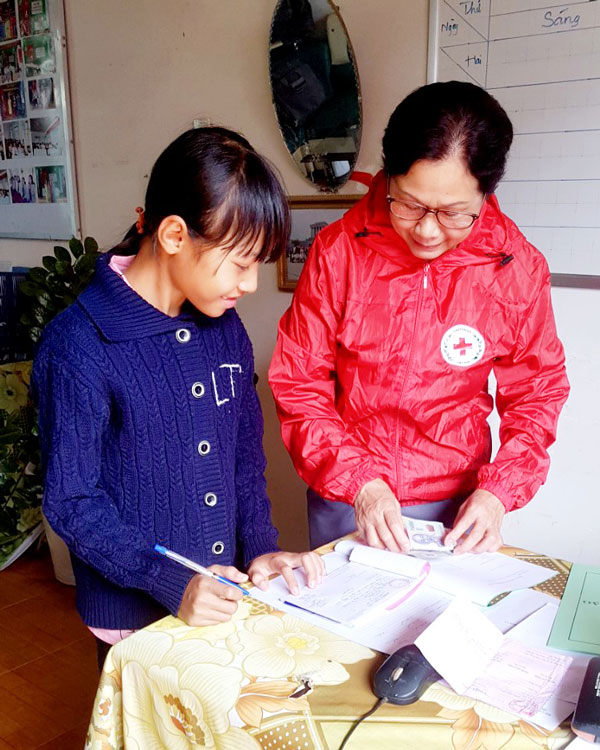 Chị Thái Hương Lân trao quà hỗ trợ cho địa chỉ nhân đạo là học sinh nghèo vượt khó