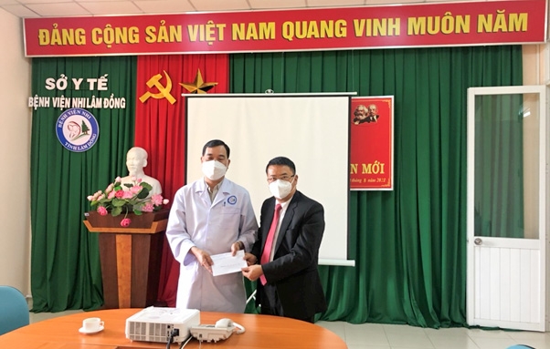 Chủ tịch UBND TP Đà Lạt Tôn Thiện San trao quà cho lực lượng chữa trị bệnh nhân Covid-19 tại Bệnh viện Nhi Lâm Đồng