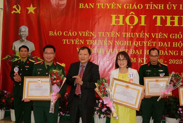Đồng chí Nguyễn Vĩnh Phúc – Hiệu trưởng Trường Chính trị trao giấy khen cho các thí sinh đạt giải Nhì