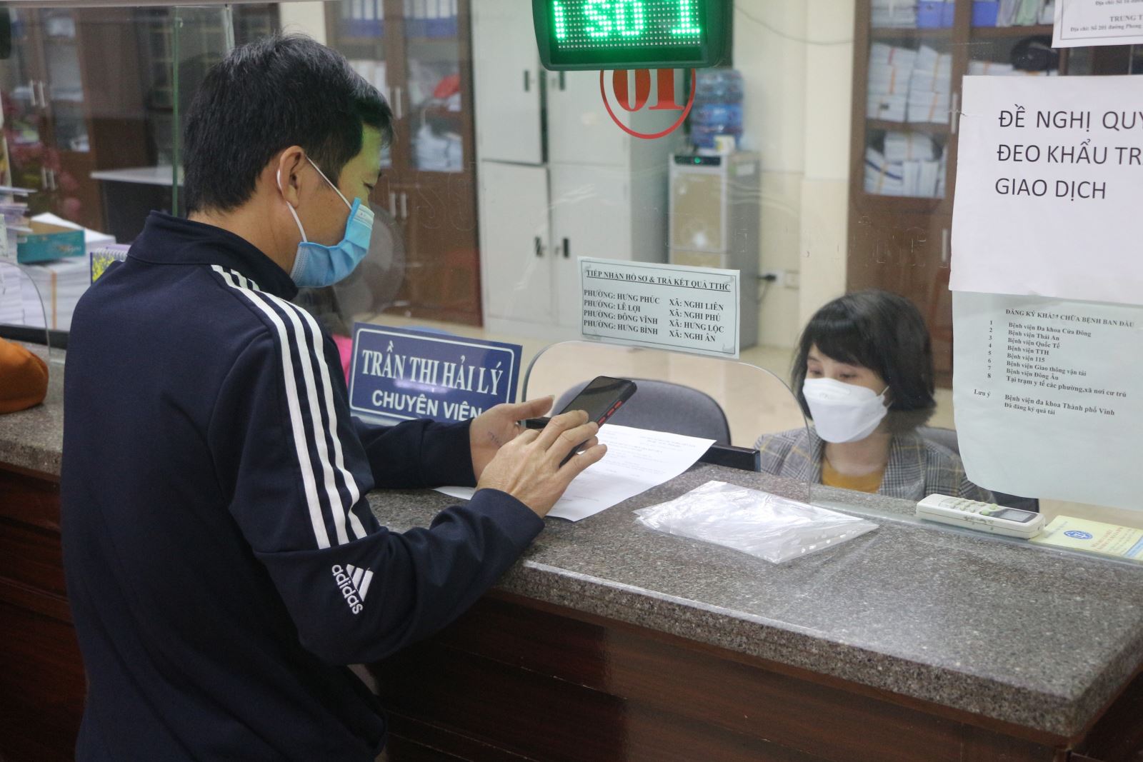 Người lao động đến làm thủ tục nhận Bảo hiểm thất nghiệp tại Bảo hiểm Xã hội tỉnh Nghệ An
