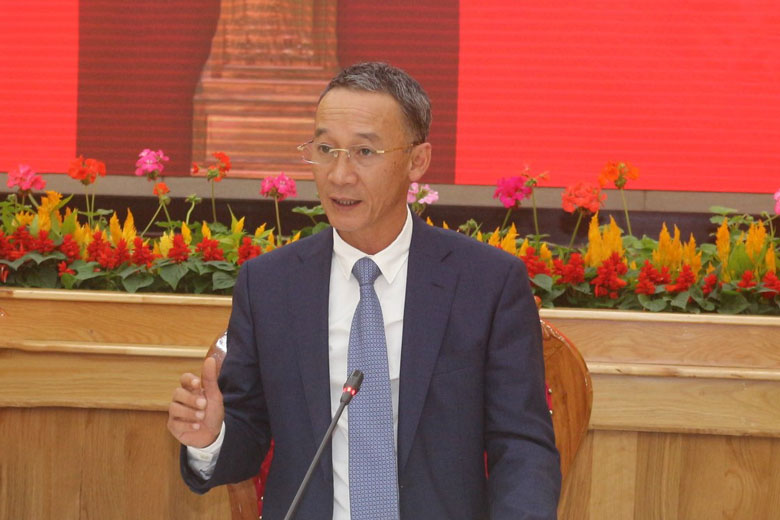Phó Bí thư Tỉnh ủy, Chủ tịch UBND tỉnh Trần Văn Hiệp phát biểu tại Hội nghị