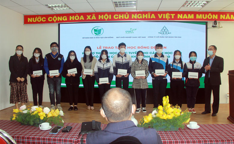 Tập đoàn Tân Mai trao máy tính bảng cho 20 học sinh Lâm Đồng