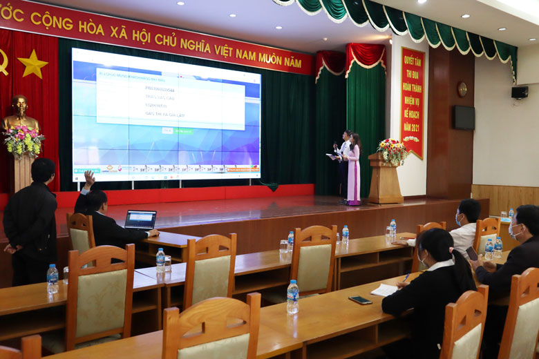 Quang cảnh buổi quay số trúng thưởng tại điểm cầu Công ty Điện lực Lâm Đồng