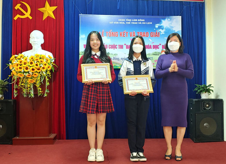 Trao giải cho học sinh đoạt giải Đại sứ văn hóa đọc toàn quốc
