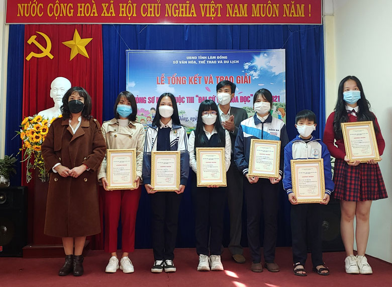 Trao giải xuất sắc cuộc thi Đại sứ văn hóa đọc cấp tỉnh cho học sinh đoạt giải