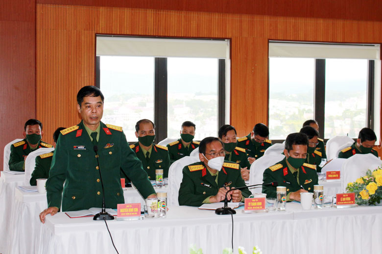 Đại tá Nguyễn Bình Sơn – Chỉ huy trưởng Bộ Chỉ huy Quân sự tỉnh Lâm Đồng báo cáo một số nội dung với đoàn kiểm tra