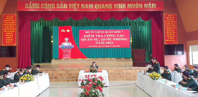Thiếu tướng Đặng Văn Lẫm và đoàn công tác của Bộ Tư lệnh Quân khu 7 tiến hành các nội dung kiểm tra tại Bộ Chỉ huy Quân sự tỉnh Lâm Đồng