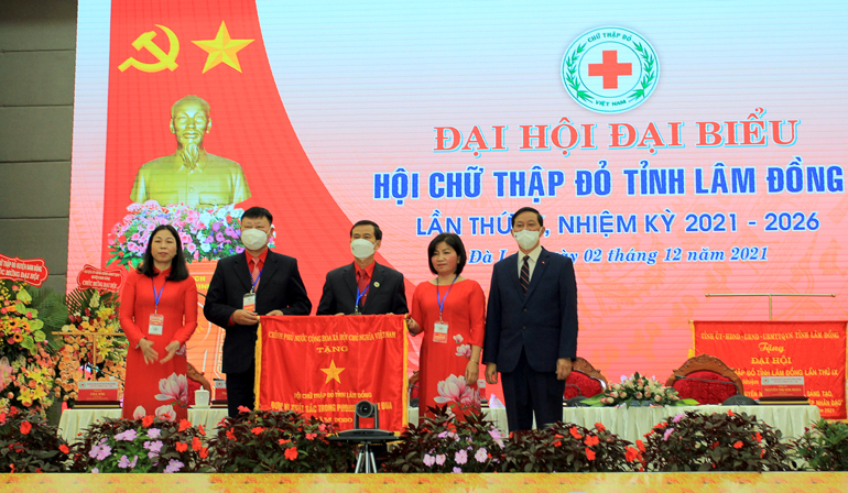 Bí thư Tỉnh ủy Lâm Đồng Trần Đức Quận trao tặng Cờ của Thủ tướng Chính phủ cho tập thể Hội CTĐ tỉnh