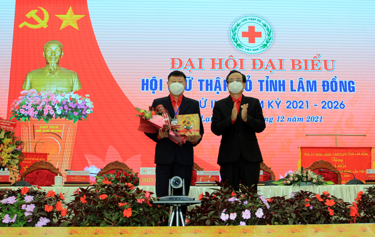 Ông Nguyễn Quang Minh - Tân Chủ tịch Hội CTĐ tỉnh tặng hoa cho ông Đỗ Hoàng Tuấn – Chủ tịch Hội CTĐ tỉnh nhiệm kỳ 2016 - 2021