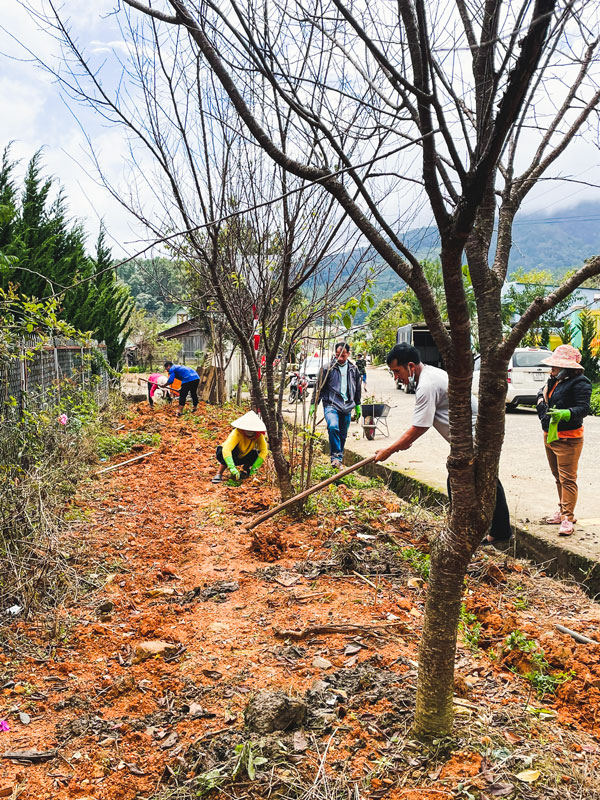 Người dân thôn Đưng K’Si tích cực tham gia “Ngày thứ Bảy xanh” dọn dẹp vệ sinh đường làng, ngõ xóm