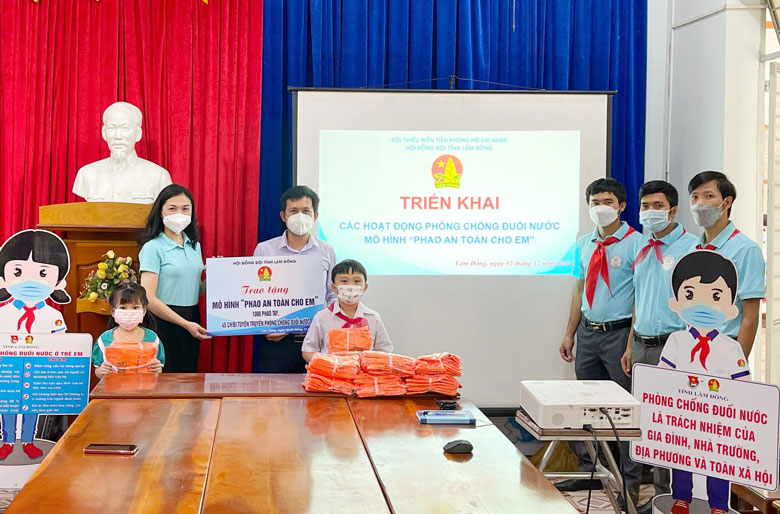 Hội đồng Đội tỉnh Lâm Đồng trao tặng mô hình “Phao an toàn cho em” cho trẻ em huyện Đạ Huoai