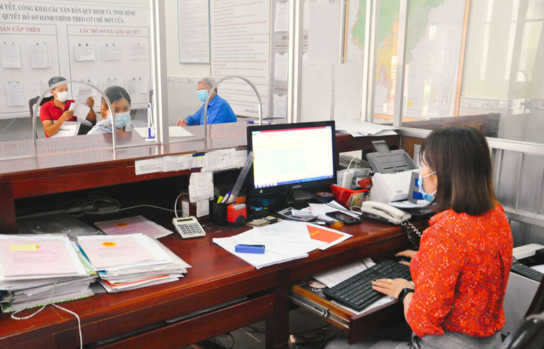 Tiếp nhận hồ sơ tại Bộ phận Một cửa UBND huyện Cát Tiên