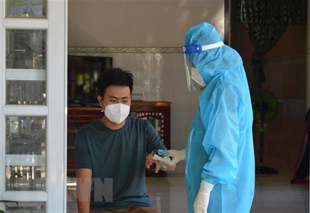 Cán bộ Trạm Y tế xã Bình Thành, huyện Thanh Bình, tỉnh Đồng Tháp đến kiểm tra sức khỏe, đo chỉ số SpO2 cho bệnh nhân COVID-19 đang theo dõi, điều trị tại nhà