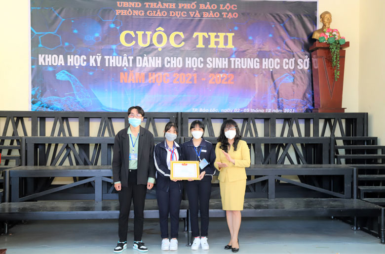 Trao giải nhất cho nhóm tác giả Trường THCS Lộc Sơn với dự án điều chế than hoạt tính từ vỏ chuối