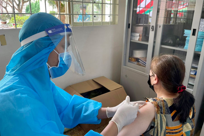 Song song với công tác truy vết, khoanh vùng dập dịch thì tỉnh Lâm Đồng cũng tập trung triển khai tiêm vắc xin phòng Covid-19 cho người dân