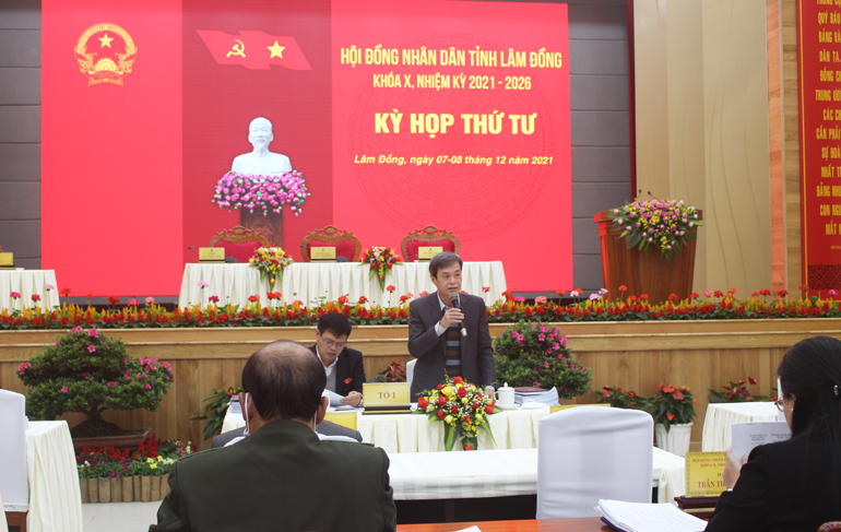 Đồng chí Trần Duy Hùng – Ủy viên Ban Thường vụ Tỉnh ủy, Bí thư Thành ủy Đà Lạt điều hành thảo luận tại tổ