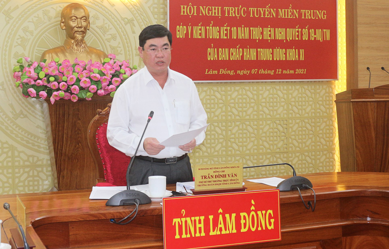 Phó Bí thư Thường trực Tỉnh ủy Lâm Đồng Trần Đình Văn phát biểu tham luận tại hội nghị