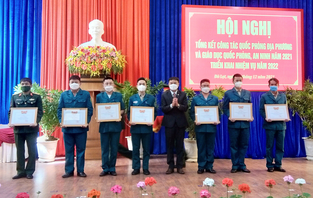 Ông Đặng Quang Tú - Phó Bí thư Thường trực Thành ủy Đà Lạt trao giấy khen cho các tập thể có thành tích xuất sắc trong thực hiện Phong trào thi đua Quyết thắng và nhiệm vụ quân sự - quốc phòng địa phương năm 2021