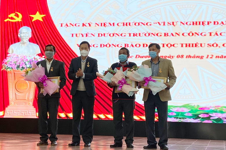 Trao tặng Kỷ niệm chương “Vì sự nghiệp Đại đoàn kết dân tộc” của Ủy ban Trung ương MTTQ Việt Nam cho các cá nhân