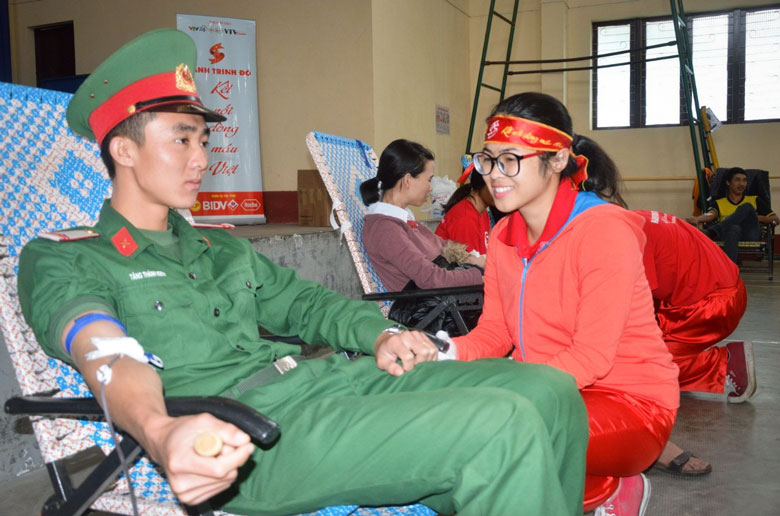 Chiến sĩ LLVT tỉnh tham gia hiến máu tình nguyện - hoạt động lớn do Hội CTĐ tỉnh tổ chức