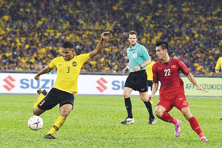Tranh bóng trong trận đấu Đội tuyển Malaysia gặp Đội tuyển Việt Nam tại AFF Cup 2018. Ảnh: Internet