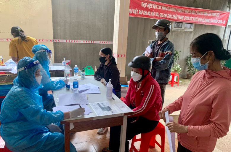 Phân luồng, sàng lọc SARS-CoV-2 tại Trạm Y tế thị trấn Nam Ban (Lâm Hà)