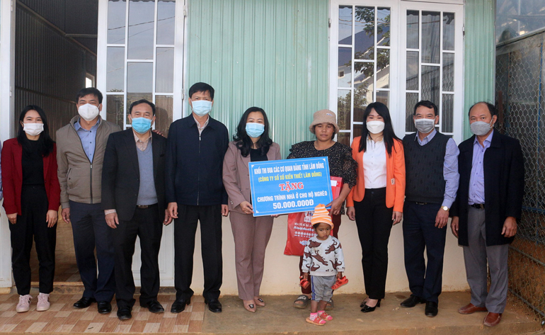 Trao nhà cho gia đình khó khăn tại xã Đạ Sa, huyện Lạc Dương