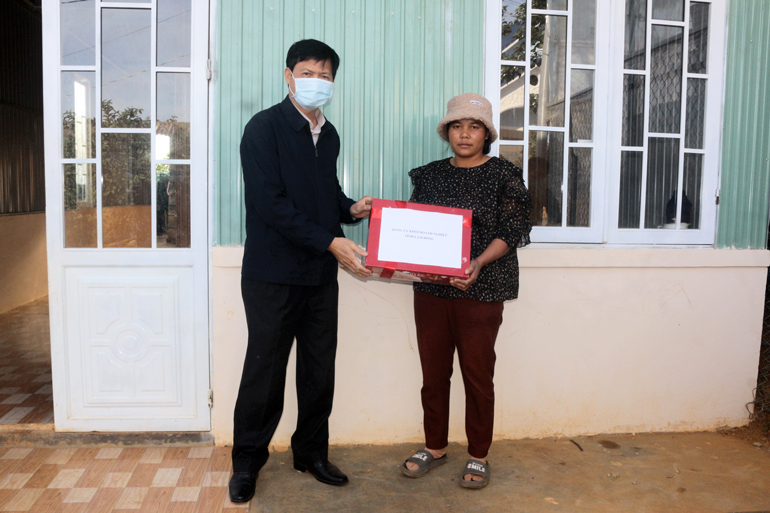 Trao tặng quà cho gia đình khó khăn tại xã Đạ Sa, huyện Lạc Dương 