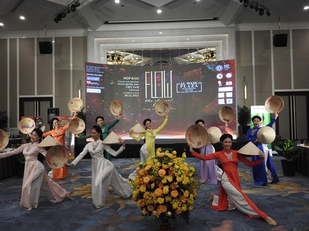 Biểu diễn nghệ thuật trong buổi họp báo giới thiệu Ngày Quốc gia Việt Nam ngày 11/12