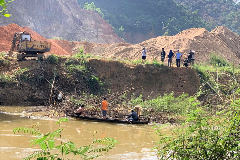 Lực lượng cứu hộ nỗ lực tìm kiếm nạn nhân sau khi rơi xuống sông Đạ Tẻh mất tích
